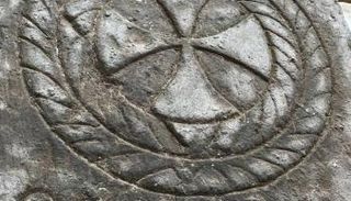 الشاهد يعود للعصر القبطي