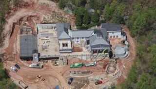 صورة للمنزل الذي لا يزال تحت الإنشاء