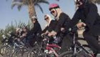 بالفيديو.. سعوديات يقدْن الدراجات قبل تنفيذ قرار السيارات