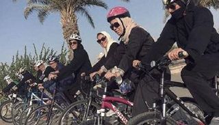 سيدات يقدن الدراجات 