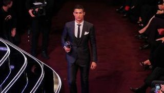 رونالدو سعيد بجائزة الأفضل.. ويشكر ميسي ونيمار