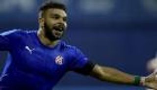 بالفيديو.. لكمة تسقط الجزائري سوداني على أرض الملعب