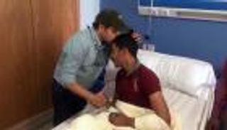 بالصور.. محمد هنيدي يزور مصابي حادث الواحات الإرهابي