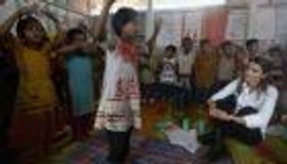 بالصور.. الملكة رانيا تزور لاجئي الروهينجا وتدعو لوضع حد لمعاناتهم