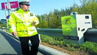 بالفيديو.. روبوتات الشرطة في شوارع بكين لمطاردة الانتهاكات المرورية