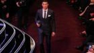 رونالدو يعادل رقم ميسي ويتوج أفضل لاعب في العالم 