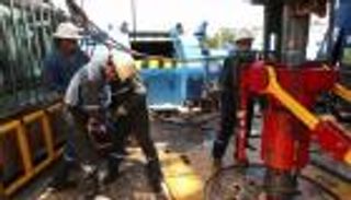 النفط يستقر بعد عزم السعودية إنهاء تخمة المعروض