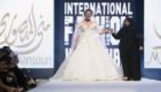 بالصور.. منى المنصوري تفوز بـ"مصمم العام" في الإمارات