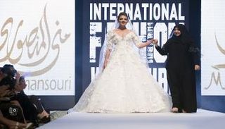 مصممة الأزياء الإماراتية منى المنصوري