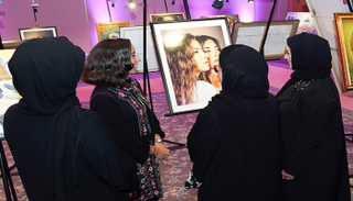 الشيخة جواهر تتطلع على مشاركات الفنانات في جائزة نُون للفنون