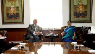 تيلرسون يلتقي نظيرته الهندية سوشما سواراج