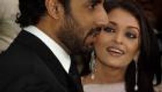 بالصور.. نجاة والدة إيشواريا راي من حريق بعقارها