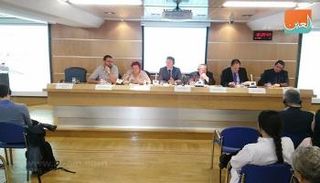 كريم إفراك أثناء حديثه في الندوة