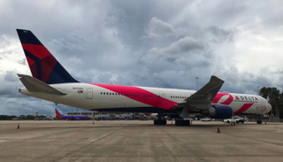 طائرة أمريكية تحمل الشعار الوردي لحملة التوعية بمرض سرطان الثدي