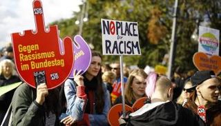 مظاهرات ألمانية ضد حزب البديل الرافض للمهاجرين - رويترز 