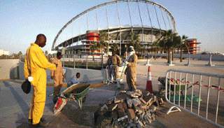 عمال أجانب يعملون في ظروف قاسية لبناء أحد ملاعب كأس العالم بقطر