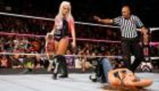 أليكسا تقهر جيمس وتحتفظ ببطولة "رو" للسيدات