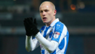 مشجع صغير لهدرسفيلد يكافئ لاعب الفريق بـ"5 جنيهات"