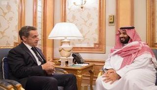محمد بن سلمان وساركوزي خلال اللقاء