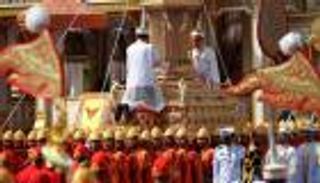 بالصور.. حشود تايلاندية تودع جثمان الملك بالدموع