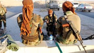 جنود من قوات البشمركة متجمعين شمال كركوك (رويترز)