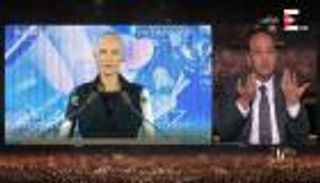 بالفيديو.. عمرو أديب يحتفي بالروبوت صوفيا على طريقته