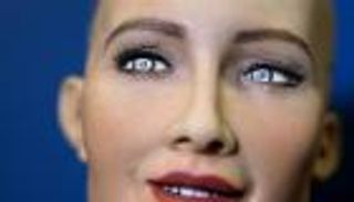 بالفيديو.. الروبوت صوفيا يجيب عن أسئلة المذيعين في برنامج تلفزيوني