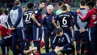 يوب هاينكس مع لاعبي بايرن