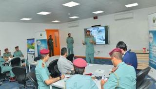 العميد وليد سالم الشامسي أثناء جلسة العصف الذهنبي