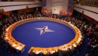 الناتو يتهم روسيا بـ"التضليل" بشأن مناوراتها الحربية