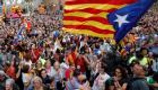 بالفيديو.. كتالونيا يعلن الانفصال.. احتفالات في برشلونة وصدمة بمدريد
