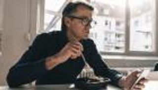 للرجال.. تناول الطعام وحدك يضر صحتك