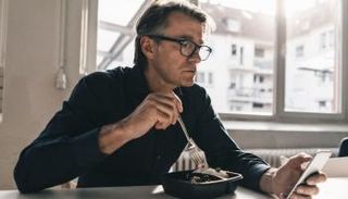 هذه العادة تزيد من خطر إصابة الرجال بالسمنة بنسبة 45%