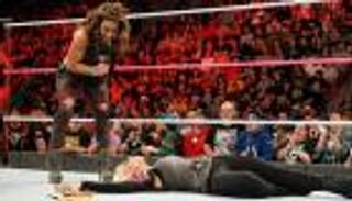 ميكي جيمس تعتدي على أليكسا بليس