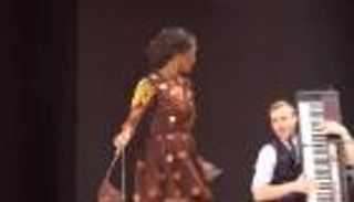 15 ثوبا مصنوعا من الشوكولاتة في عرض أزياء بباريس 