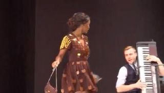 جانب من عرض الأزياء