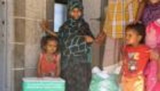 مركز الملك سلمان للإغاثة يوزع 49 ألف سلة غذائية على النازحين في اليمن