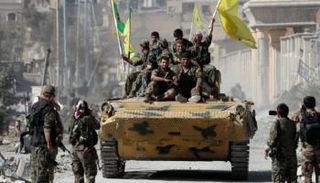 عناصر من قوات سوريا الديمقراطية تحتفل بتحرير الرقة من سيطرة داعش