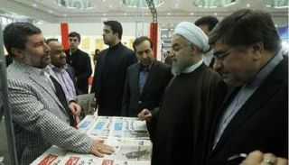 روحاني خلال تفقد معرض الصحافة الدولي في إحدى دوراته