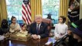 بالفيديو.. ترامب يوزع حلوى "الهالوين" على الأطفال