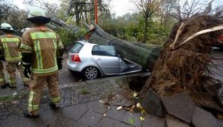 العاصفة هيروارت تضرب برلين وتعطل حركة القطارات