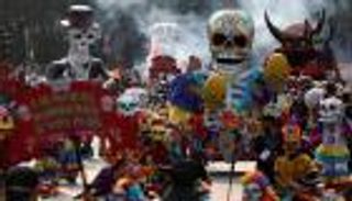 بالصور.. "يوم الموتى" يكرم المسعفين بعد زلزالي المكسيك