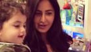 بالفيديو.. كاترينا كيف تأسر قلوب المعجبين بمداعبة طفلة