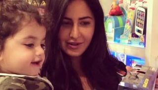 كاترينا كيف تلعب مع طفل في المطار