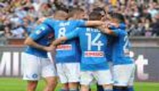 نابولي يهزم ساسولو بثلاثية ويحافظ على صدارة الكالتشيو