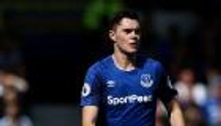 عدوى في الساق تُدخل مدافع إيفرتون المستشفى