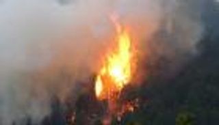 200 رجل إطفاء يكافحون 15 حريقا غرب إيطاليا