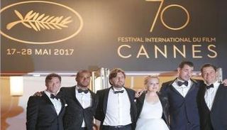 روبن اوستلوند مخرج (ذا سكوير) يتوسط أبطال العمل في مهرجان كان