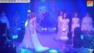 بالفيديو.. عرض أزياء للحوريات في أعماق البحار