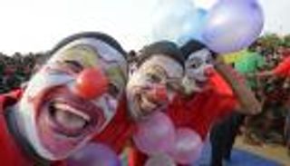 بالصور.. "المهرجون" استراحة قصيرة للروهينجا من الأهوال